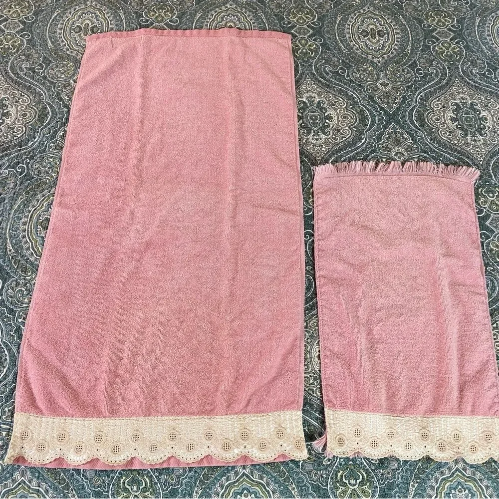 Avanti Pink Bath Towels with Cream Trim